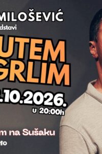 Glumac Andrija Milošević stoji na pozornici i razmiče zavjesu, scena iz kazališne predstave
