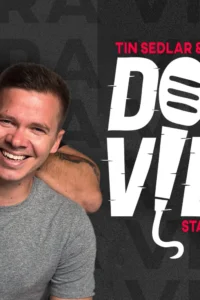 Tin Sedlar i Hrvoje Krmelić poziraju zajedno smijući se na tamnoj pozadini s natpisom Dobra Vibra Stand-Up Comedy Show i logotipom BIS Comedy