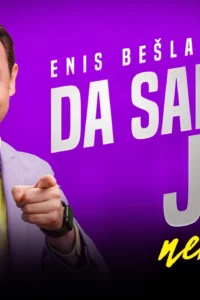 Enis Bešlagić u ljubičastom sakou i žutoj košulji smiješi se i pokazuje prstima prema kameri na ljubičastoj pozadini s reflektorom