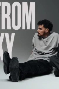 The two members of the duo Kids from the sky sitting on the floor against a gray background, with the title Kids from the sky, the date 14.11.2026, and the Pogon logo