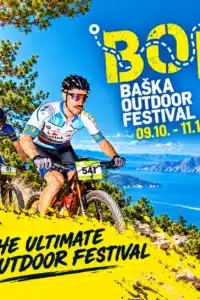 Plavo-žuti vizual Baška Outdoor Festivala s dvojicom brdskih biciklista na kamenitoj stazi iznad mora i datumima od 9. do 11.10.2026.