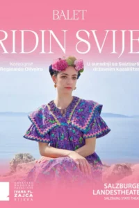 Plakat baleta Fridin svijet s fotografijom žene u šarenoj haljini i s cvijećem u kosi, koja sjedi na stijenama uz more, okruženom ružičastim prijelazima.