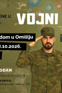 Plakat predstave Vojni rok s dvojicom muškaraca u maskirnim uniformama: jedan salutira, a drugi drži mobitel na štapu za selfije i pokazuje znak V.