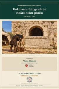 Plakat predavanja Mirne Lipovac s ilustrativnom rekonstrukcijom fotografa uz stari fotoaparat ispred Bašćanske ploče i kamene crkve.