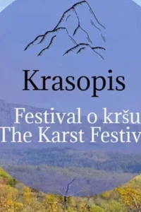 Vizual Krasopisa s nazivom festivala na hrvatskom i engleskom u ljubičastom krugu, ispred kamenih litica i jesenskog zelenila.